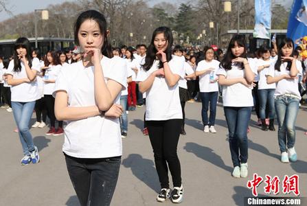 朱珠穿黑色长裙简约大方 配白色休闲鞋营造少女感